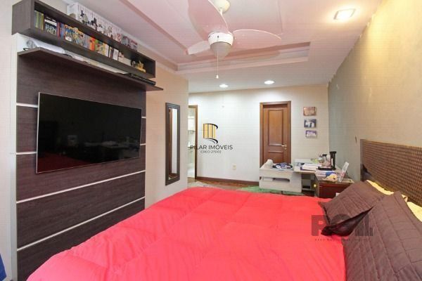 Casa em Porto Alegre, no bairro Guarujá, com 3 dormitório(s), e 3 banheiros, à v