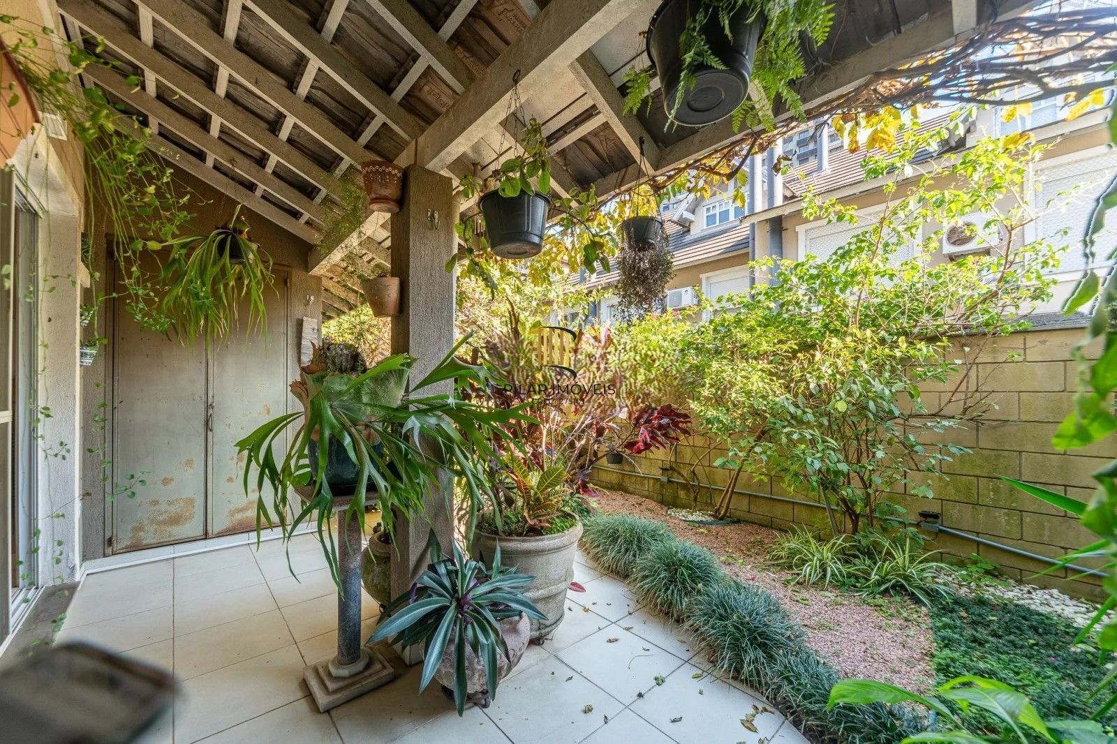 Belíssima casa em condomínio com 218,3m² com 4 dorm., 2 suítes e 2 vagas. Situada no charmoso Residencial Terra Mater.