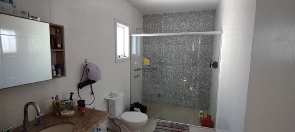 Casa em Porto Alegre, no bairro Guarujá, com 3 dormitório(s), e 3 banheiros, à v