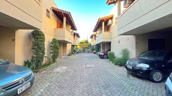 Casa Condominio em Porto Alegre, no bairro Guarujá, com 2 dormitório(s), e 2 ban