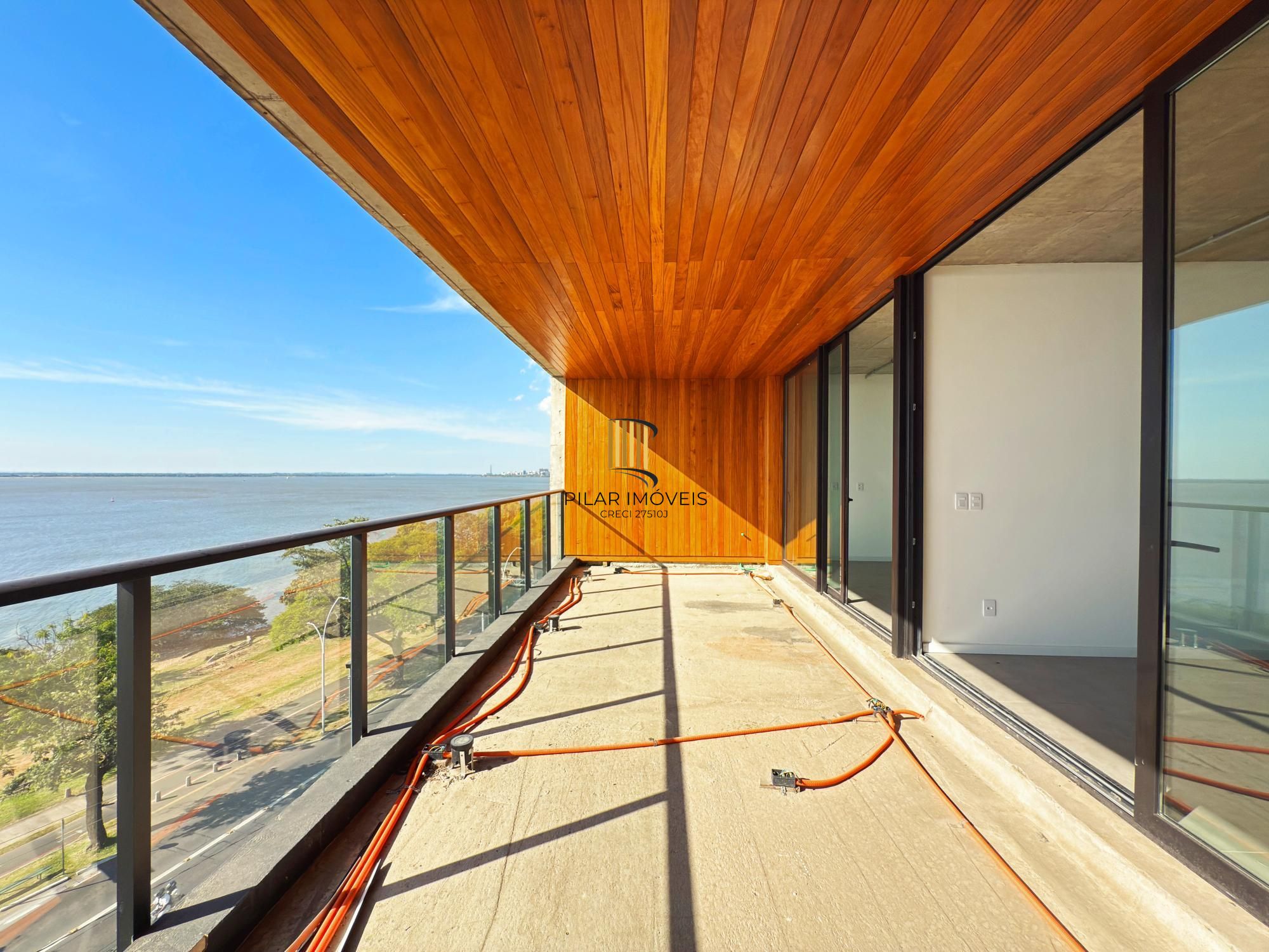 Belíssimo apartamento com 230,6m2, 3 suítes e 4 vagas de garagem. Projeto diferenciado e vista deslumbrante para o pôr do sol do Guaíba.