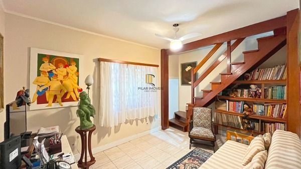 Casa em Porto Alegre, no bairro Nonoai, com 4 dormitório(s), à venda.