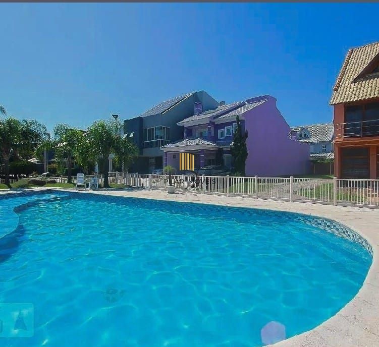 Maravilhosa Residência em condomínio com 4 dormitórios sendo 1 suíte.