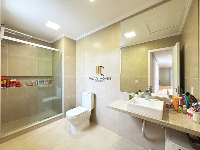 Casa contemporânea, 4 d, sendo 2 suítes, uma no térreo,206 m² , bairro tristeza