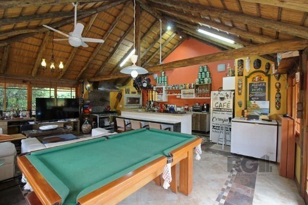 Casa em Porto Alegre, no bairro Guarujá, com 3 dormitório(s), e 3 banheiros, à v