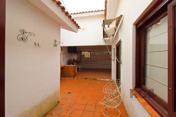 Casa em Porto Alegre, no bairro Guarujá, com 3 dormitório(s), à venda.