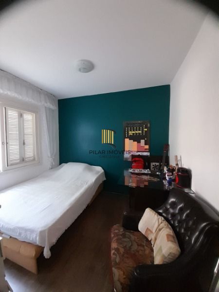 Casa em Porto Alegre, no bairro Guarujá, com 3 dormitório(s), e 3 banheiros, à v