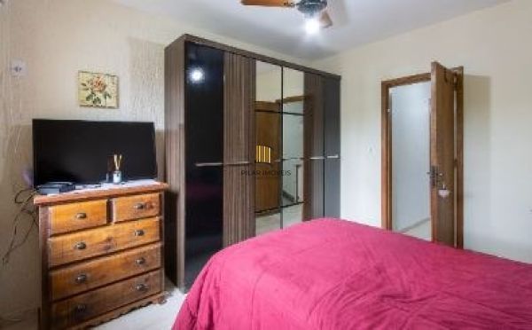 Casa em Porto Alegre, no bairro Ipanema, com 3 dormitório(s), e 3 banheiros, à v