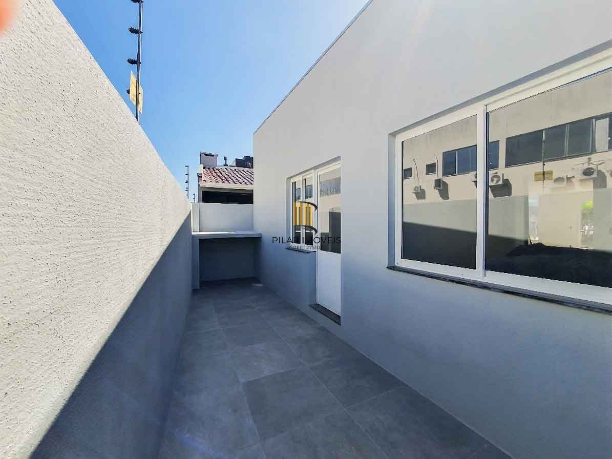 Casa em condomínio 4 D, sendo um dormitório no térreo, 168 m², garagem coberta