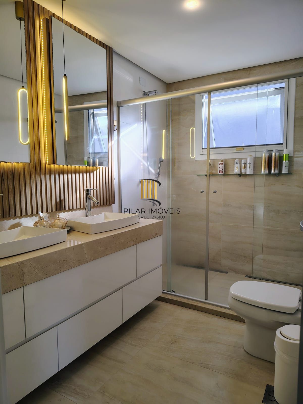 Espetacular Casa de Condomínio com 3 suítes, Piscina com aquecimento