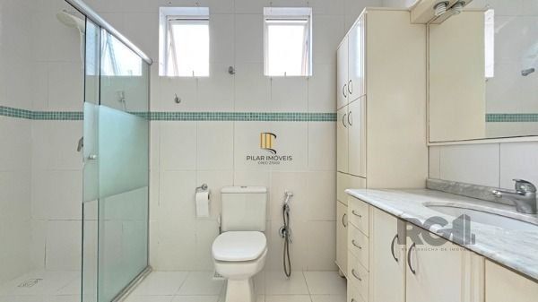 Casa em Porto Alegre, no bairro Nonoai, com 4 dormitório(s), à venda.