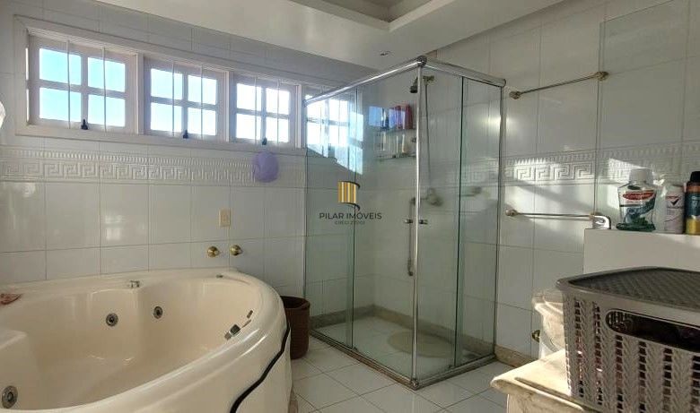 Excelente Casa de Esquina no Residencial Bahamas – Ipanema, com 351m² privativos, 4 dormitórios e duas vagas de garagem.