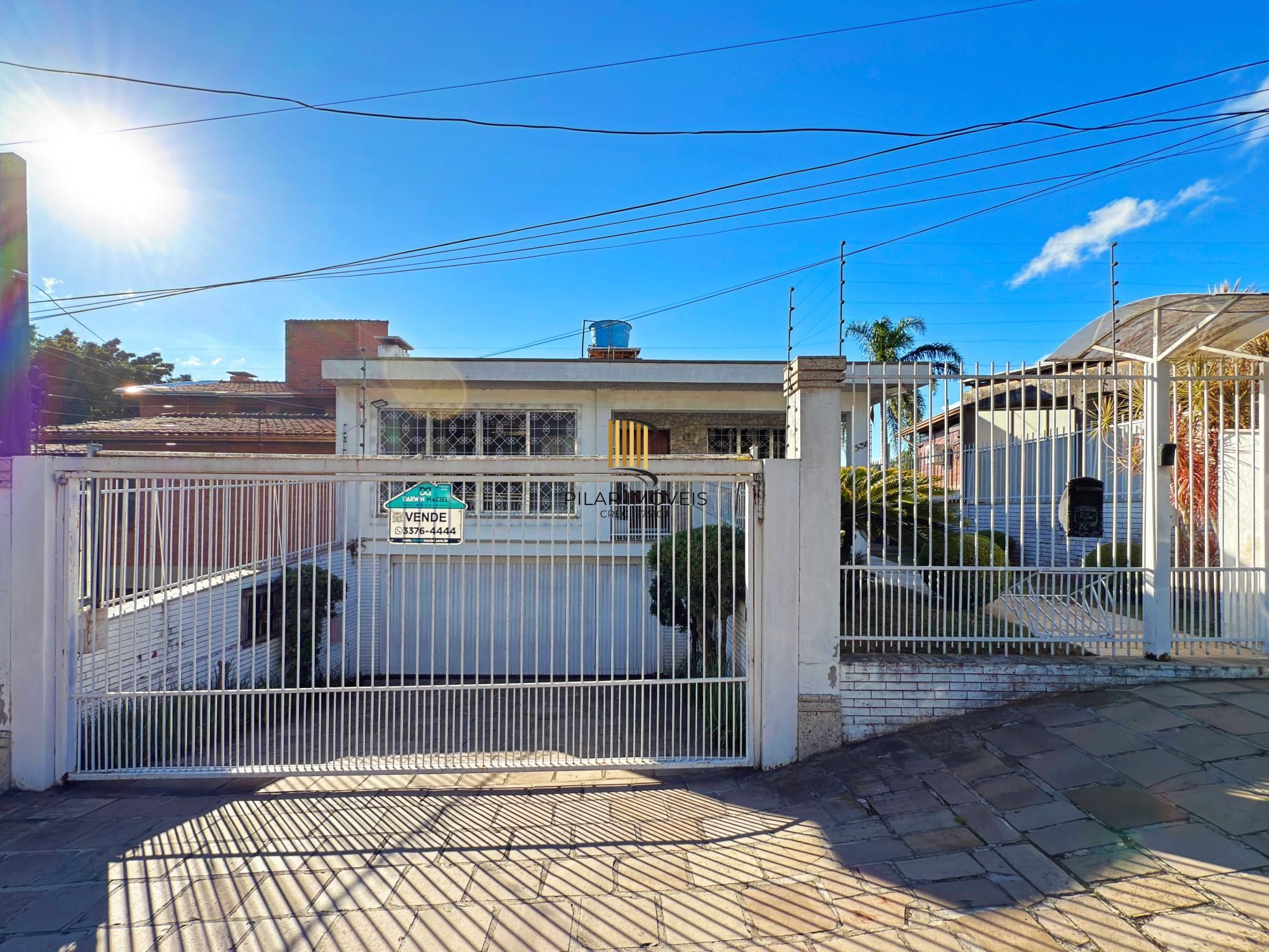 Ótima residência com 4 dormitórios, lareira e piscina no coração do bairro Tristeza.