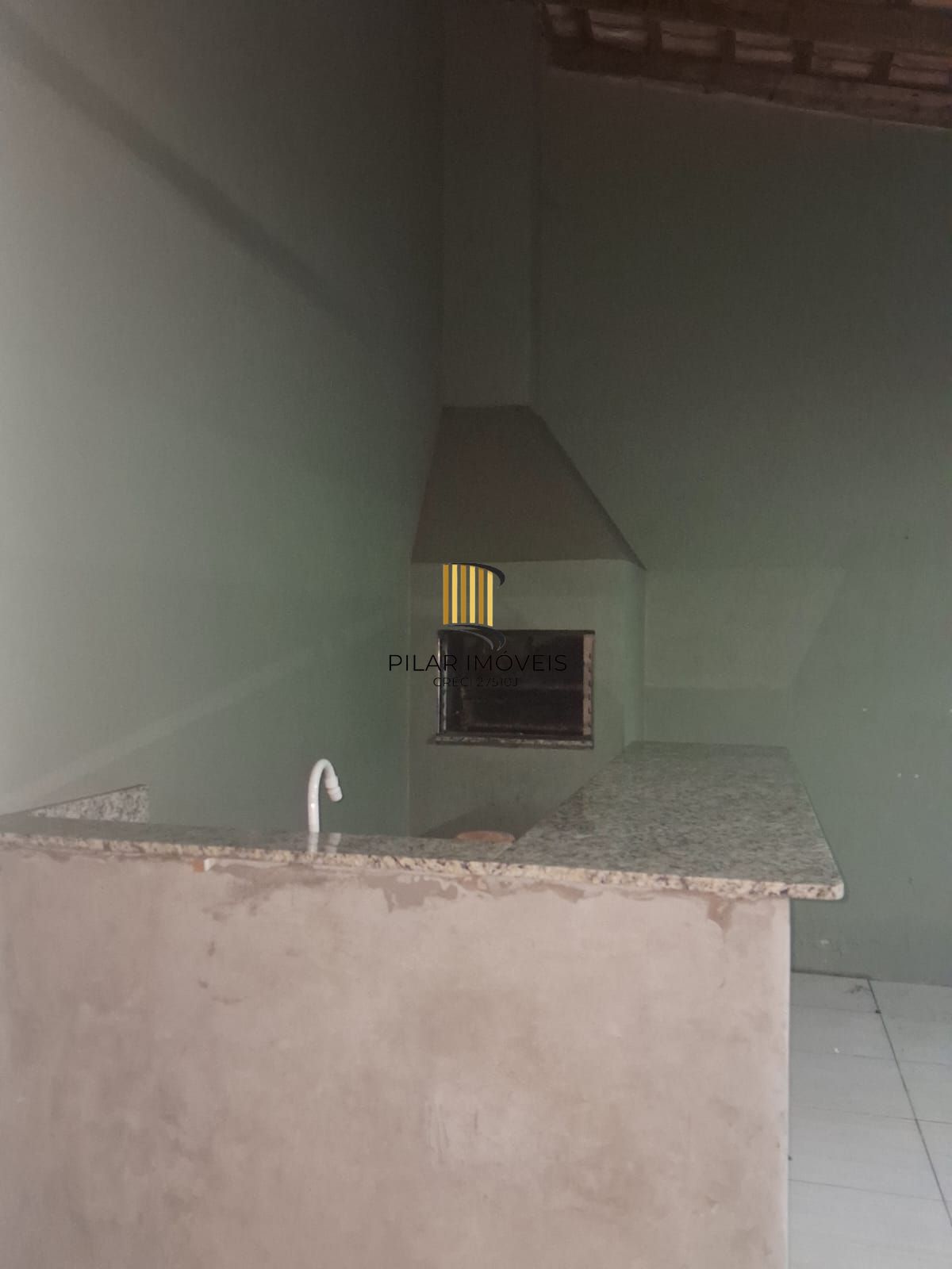 Casa com 2 dormitórios com pátio e edícula.