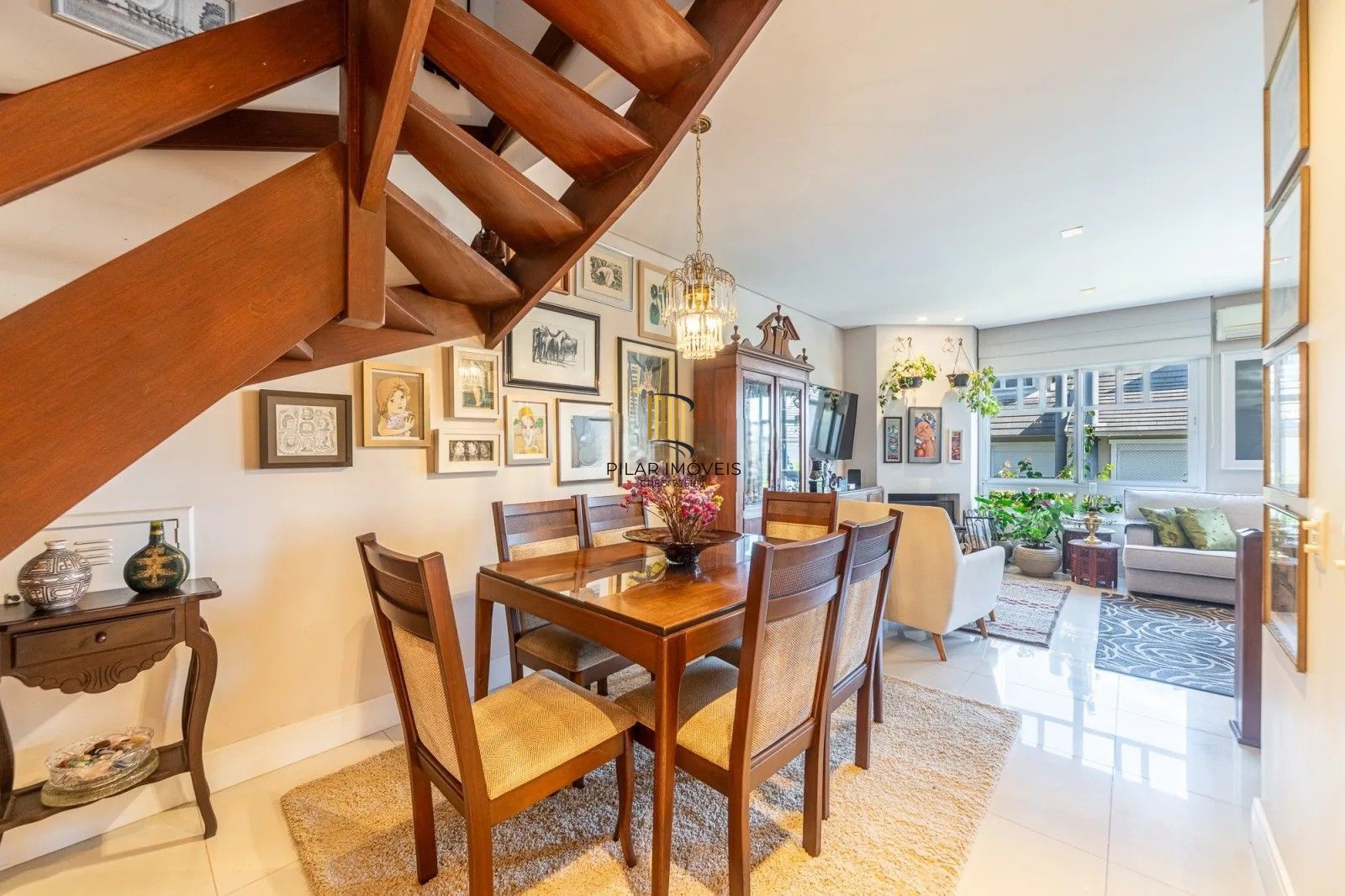 Belíssima casa em condomínio com 218,3m² com 4 dorm., 2 suítes e 2 vagas. Situada no charmoso Residencial Terra Mater.