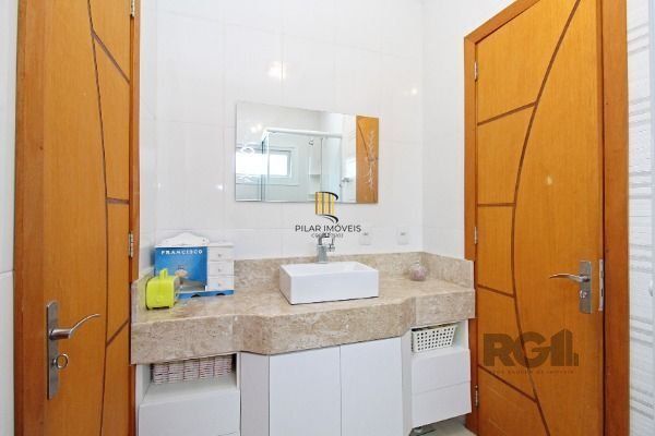 Casa em Porto Alegre, no bairro Tristeza, com 3 dormitório(s), e 3 banheiros, à 