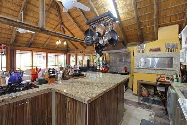 Casa em Porto Alegre, no bairro Guarujá, com 3 dormitório(s), e 3 banheiros, à v