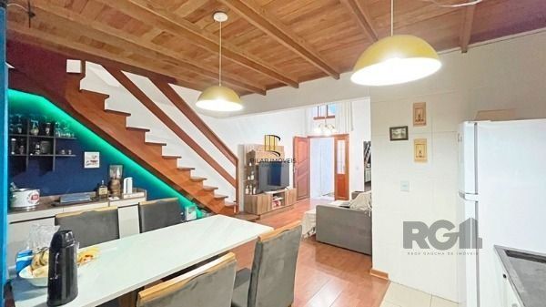 Casa em Porto Alegre, no bairro Hípica, com 2 dormitório(s), e 2 banheiros, à ve