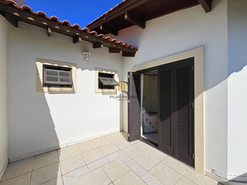 Ótima residência com 3 dormitórios, sendo 1 suíte, lareira e piscina.