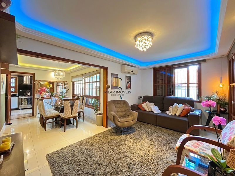 Ótima Residência com 4D, piscina e garagem fechada para 2 carros no Jardim Media