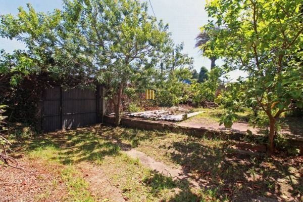 Casa em Porto Alegre, no bairro Ipanema, com 6 dormitório(s), à venda.