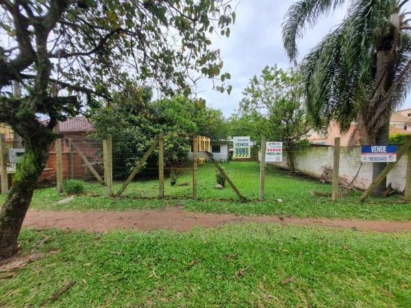 Casa em Porto Alegre, no bairro Guarujá, à venda.