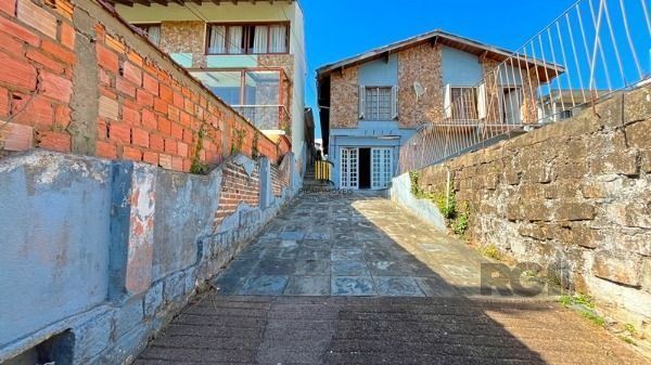 Casa em Porto Alegre, no bairro Tristeza, com 4 dormitório(s), à venda.