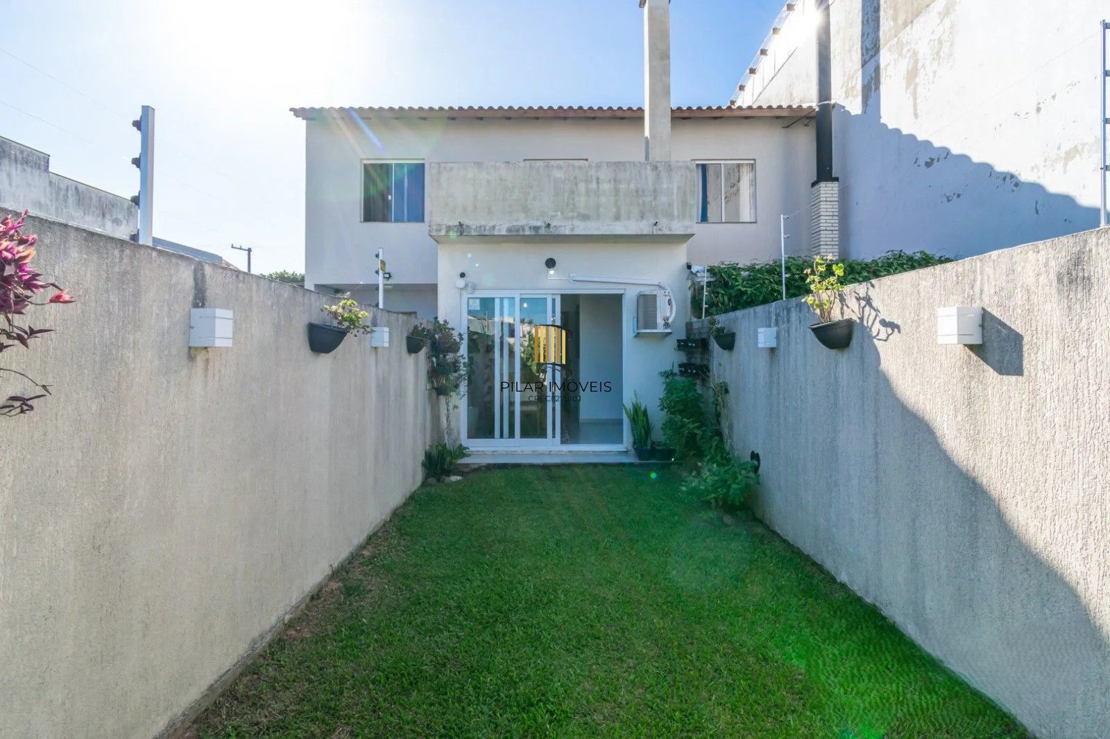 Excelente sobrado, semimobiliado,  com 77m², 2 dormitórios e 1 vaga de garagem. À venda no Hípica Boulevard – Zona Sul.