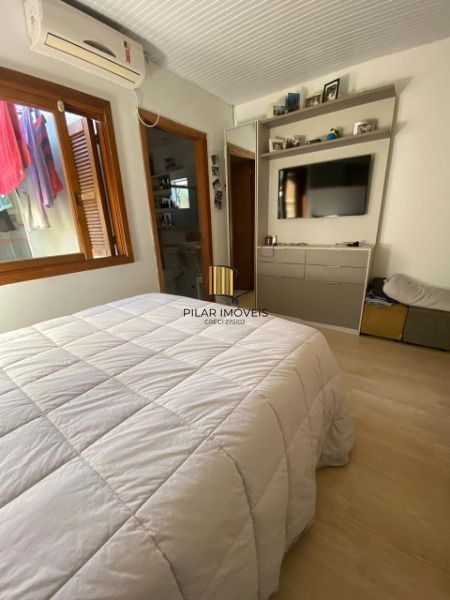 Casa em Porto Alegre, no bairro Hípica, com 2 dormitório(s), e 2 banheiros, à ve