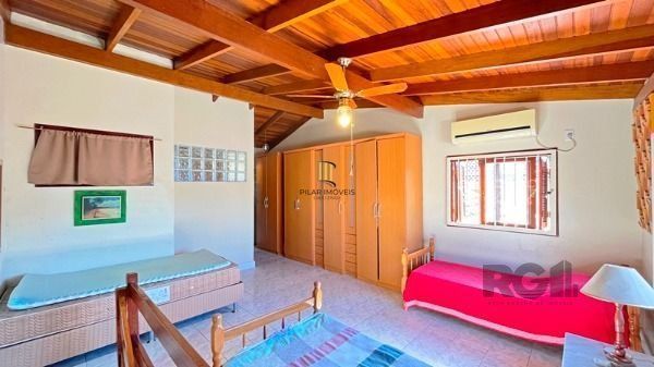 Casa em Porto Alegre, no bairro Nonoai, com 4 dormitório(s), à venda.