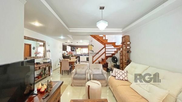 Casa em Porto Alegre, no bairro Tristeza, com 3 dormitório(s), e 3 banheiros, à 