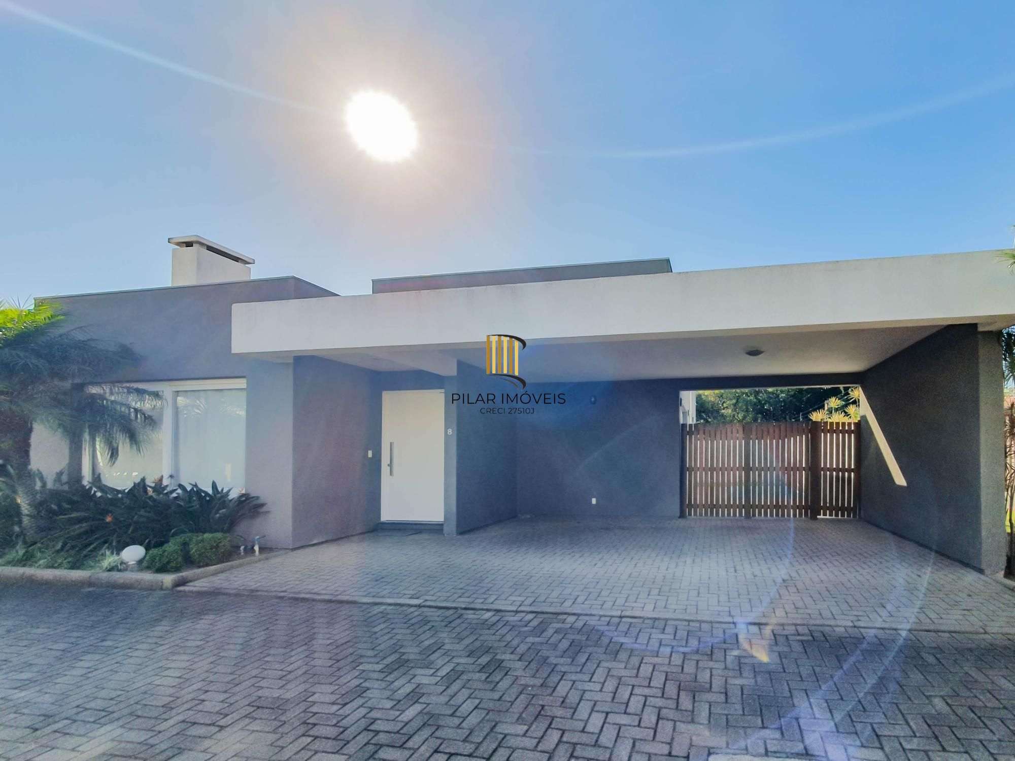 Linda casa Térrea em Condomínio, 3 suítes, 3 vagas cobertas, pátio com Piscina!