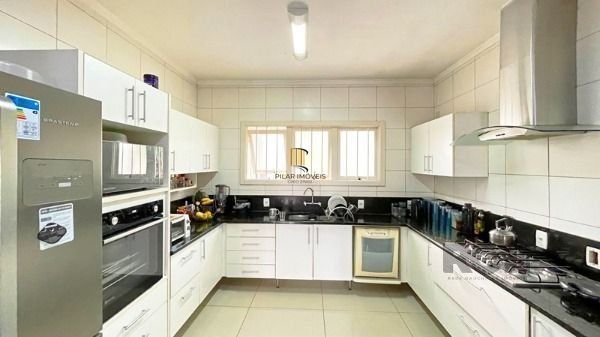 Casa em Porto Alegre, no bairro Ipanema, e 0 banheiros, à venda.