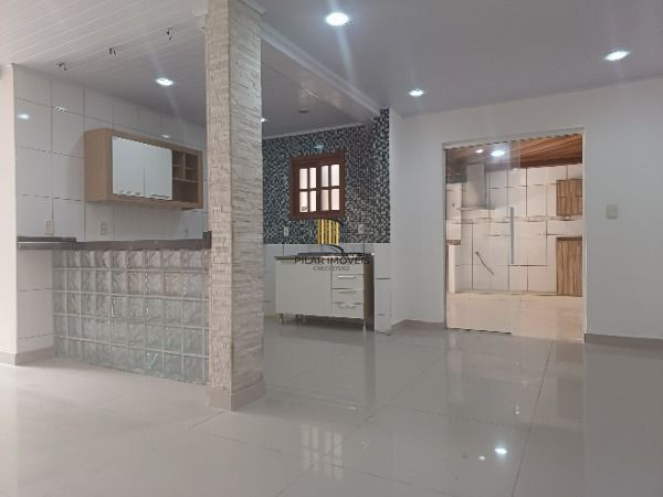 Casa em Porto Alegre, no bairro Restinga, com 4 dormitório(s), e 4 banheiros, à 