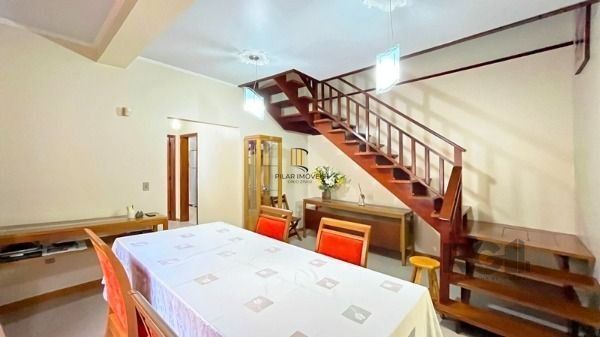 Casa em Porto Alegre, no bairro Tristeza, com 3 dormitório(s), e 3 banheiros, à 