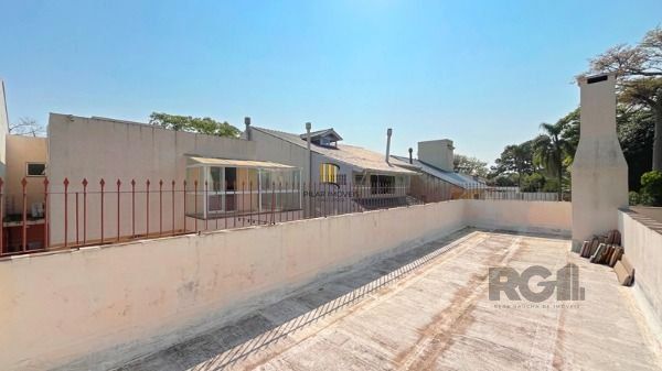 Casa em Porto Alegre, no bairro Nonoai, com 4 dormitório(s), à venda.