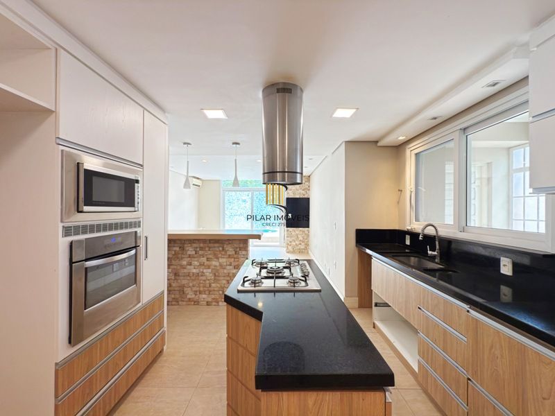 Linda Residência em Condomínio Fechado no Bairro Pedra Redonda.