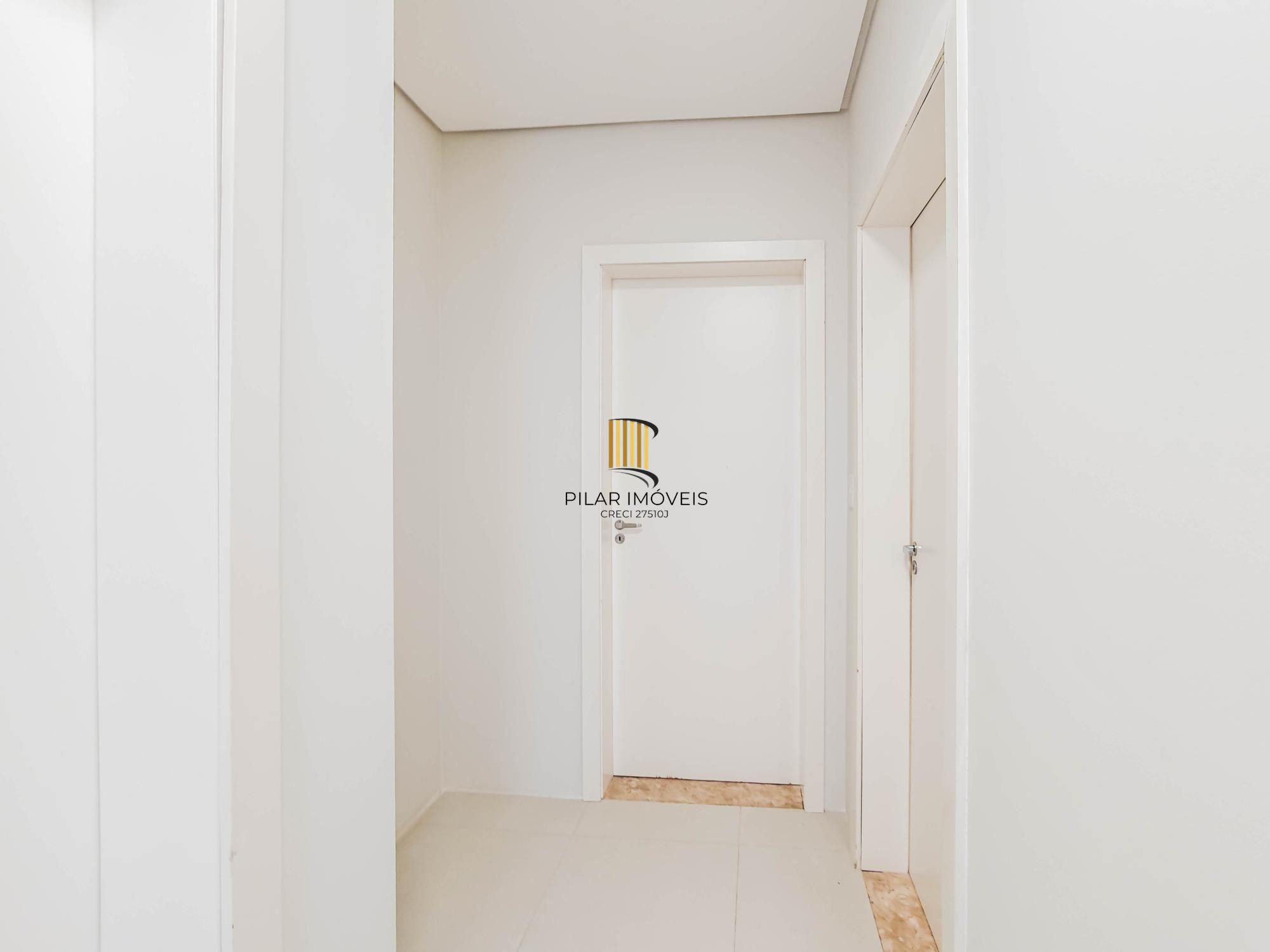 Linda casa Térrea em Condomínio, 3 suítes, 3 vagas cobertas, pátio com Piscina!