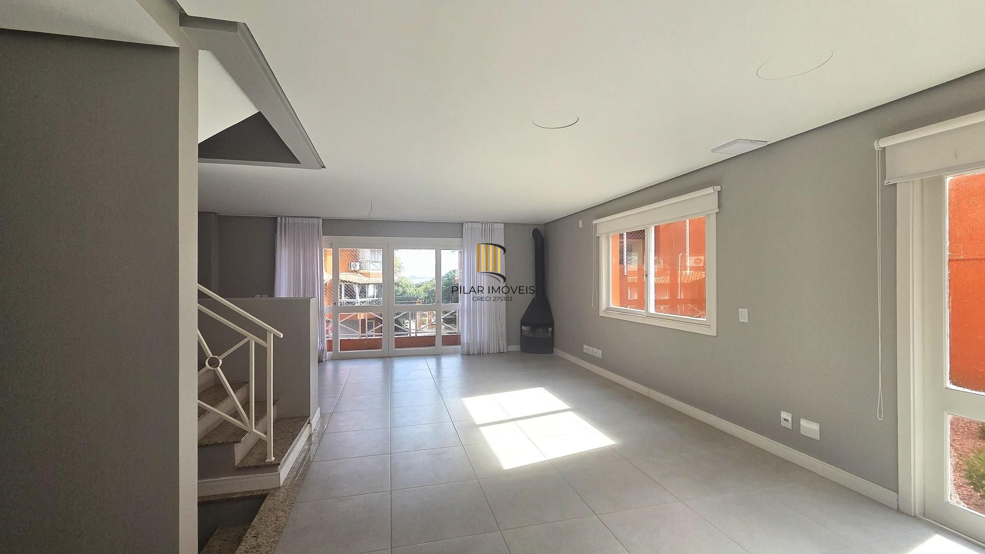 Excelente casa em condomínio fechado, com 252 m² de área privativa, com 4 dormitórios, 1 suíte e 2 vagas de garagem.
