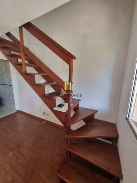 Sobrado em Porto Alegre, no bairro Vila Nova, com 2 dormitório(s), e 2 banheiros