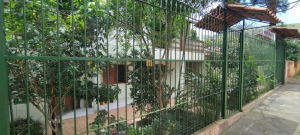 Casa em Porto Alegre, no bairro Nonoai, com 6 dormitório(s), e 6 banheiros, à ve