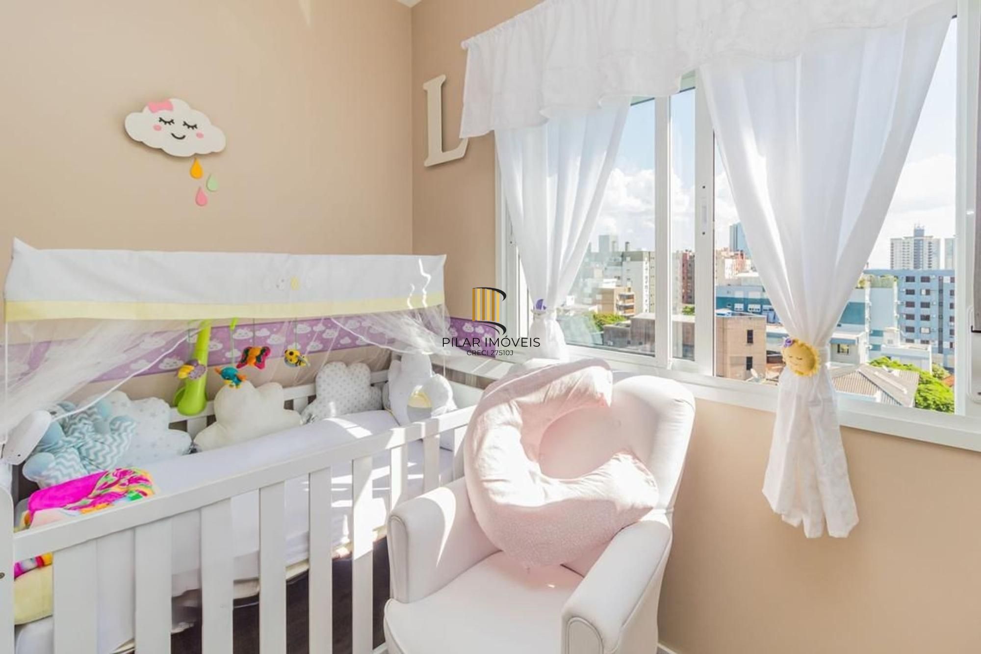 Apartamento semi mobiliado, 2 dormitórios, 1 suíte e 1 vaga de garagem coberta no bairro Menino Deus em Porto Alegre.