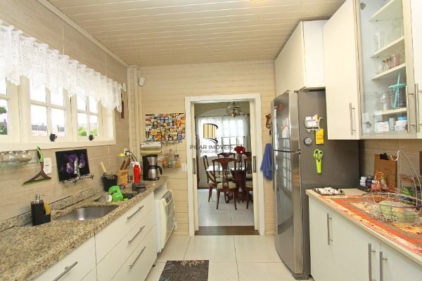 Sobrado para Venda - 208m², 3 dormitórios, sendo 1 suites, 4 vagas - Nonoai