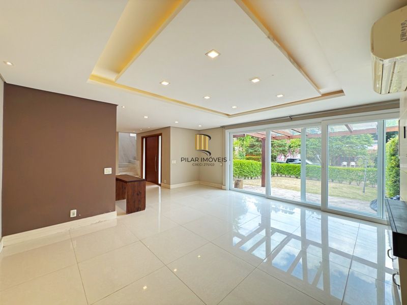 Linda Residência em Condomínio Fechado no Bairro Pedra Redonda.