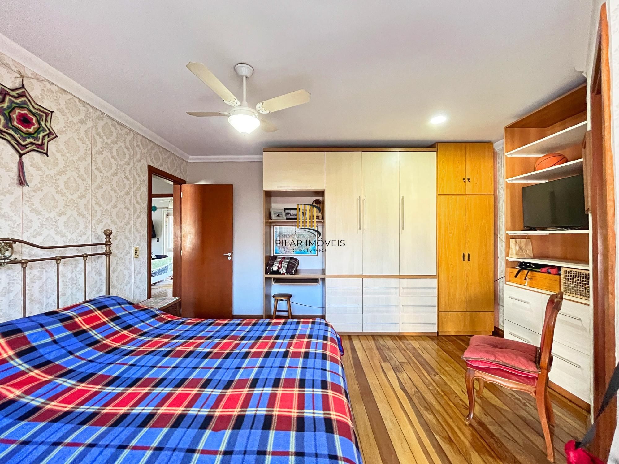 Casa 4 dormitórios no bairro Ipanema