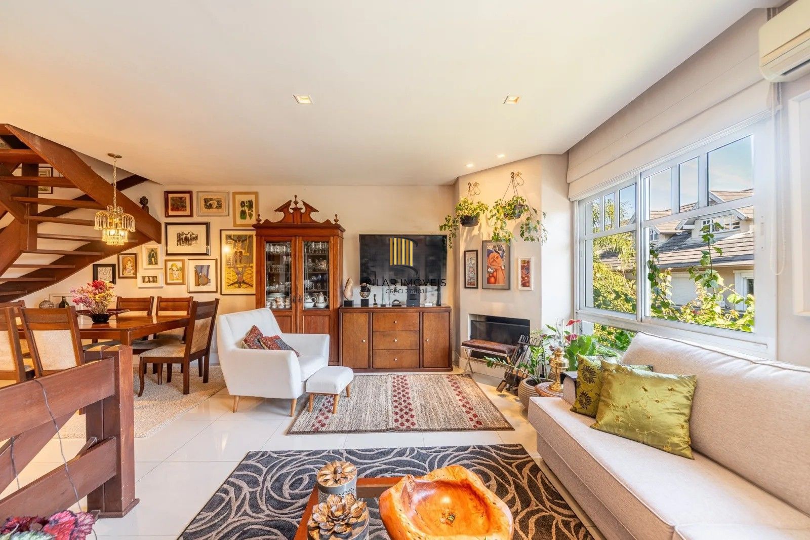 Belíssima casa em condomínio com 218,3m² com 4 dorm., 2 suítes e 2 vagas. Situada no charmoso Residencial Terra Mater.