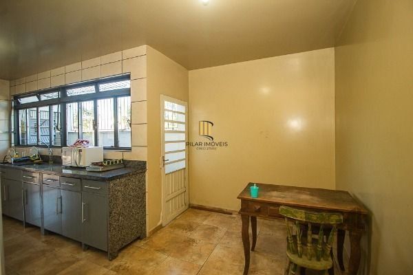 Casa em Porto Alegre, no bairro Vila Nova, com 6 dormitório(s), e 6 banheiros, à