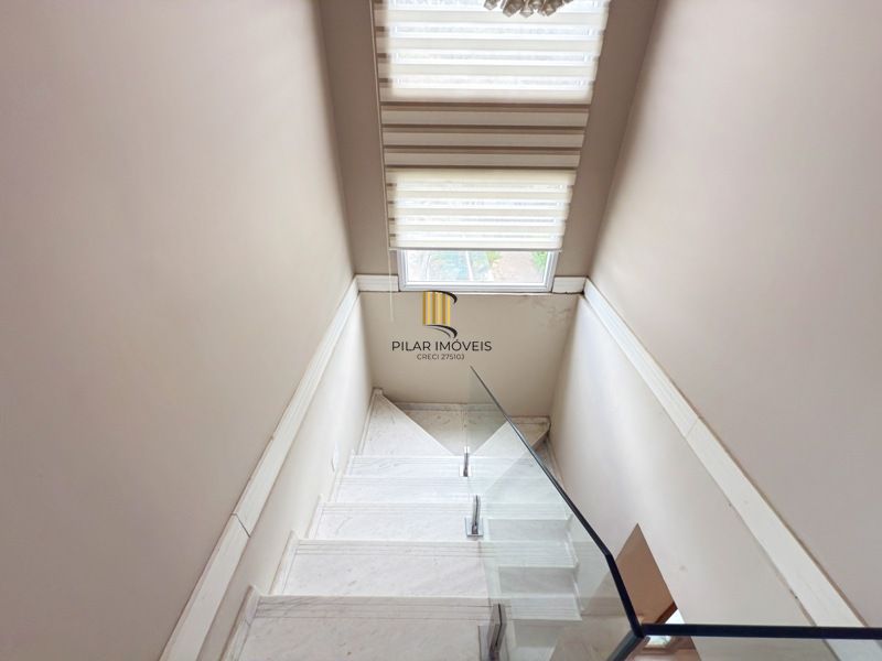 Linda Residência em Condomínio Fechado no Bairro Pedra Redonda.