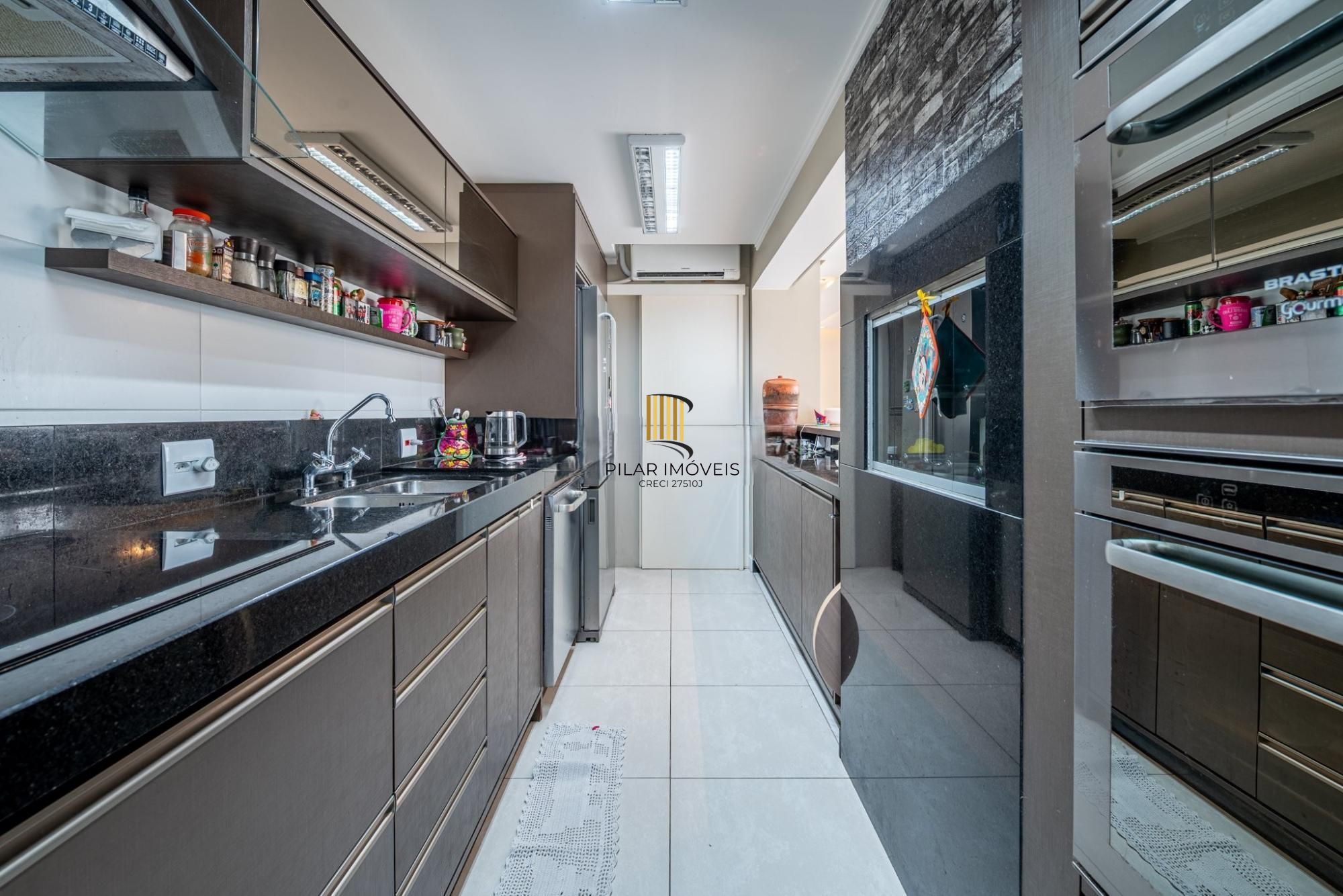 Apartamento Garden com 3 dormitórios, 1 suíte e 3 vagas, no coração do bairro Menino Deus!