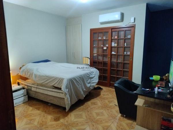 Casa em Porto Alegre, no bairro Vila Nova, com 4 dormitório(s), e 4 banheiros, à